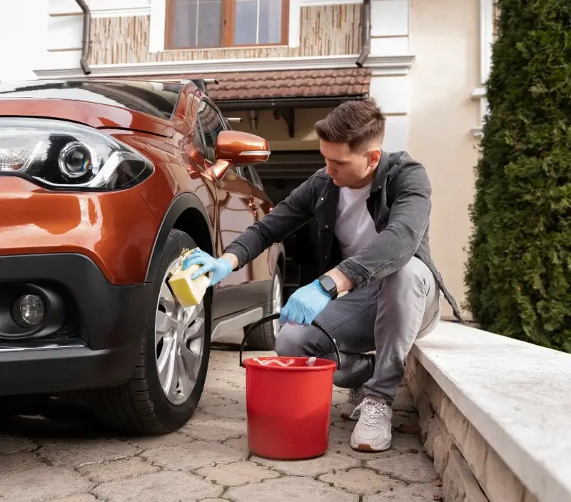 Lavage auto à domicile Lapte : professionnel intervenant sur un véhicule